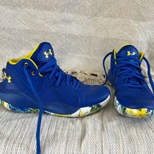 Youth Under Armour Curry basketball shoes